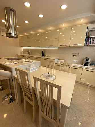 Продам 4  кімнатну квартиру бульвар Голосіївський 30-Б, м "Деміівська" Київ