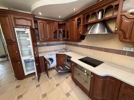 Власниця. 2к. Ахматової 35. 5 поверх. Київ