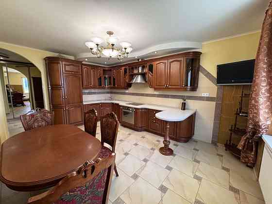 Власниця. 2к. Ахматової 35. 5 поверх. Київ