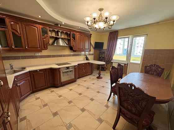 Власниця. 2к. Ахматової 35. 5 поверх. Київ