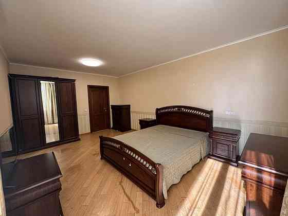 Власниця. 2к. Ахматової 35. 5 поверх. Київ