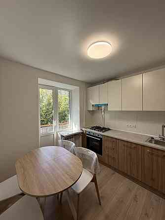 Продається 2 кімнатна Чешка р-н ТЦ Майдан,MacDonalds, OZZI Черновцы