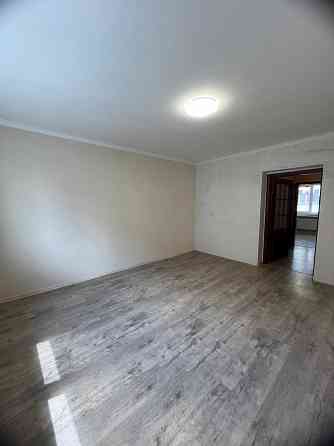 з гаражем під квартирою (двостороння)на закритій території в Річ Таун Буча