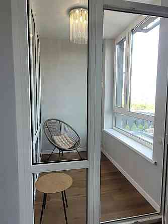 ЖК Варшавський вул. Всеволода Змієнка 21, поряд з ТЦ Ретровіль Київ