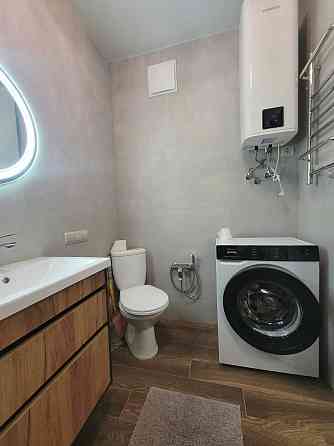 ЖК Варшавський вул. Всеволода Змієнка 21, поряд з ТЦ Ретровіль Київ