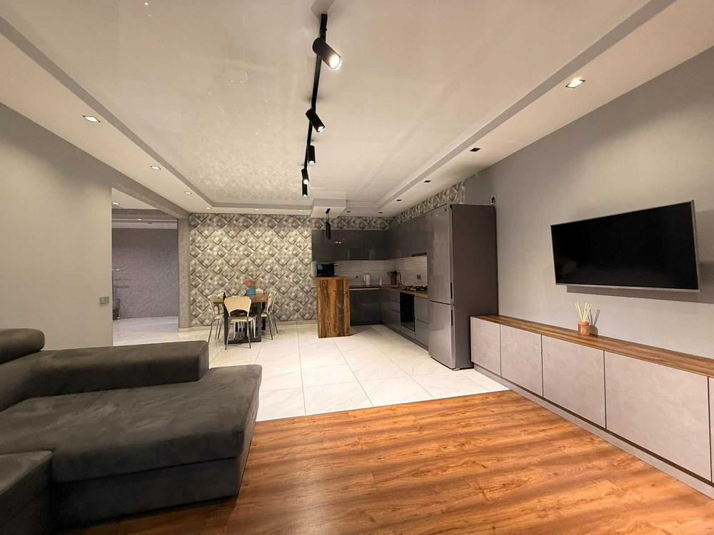 Сдам до лета шикарную 2 комнатную в Монолите Черноморск - изображение 1