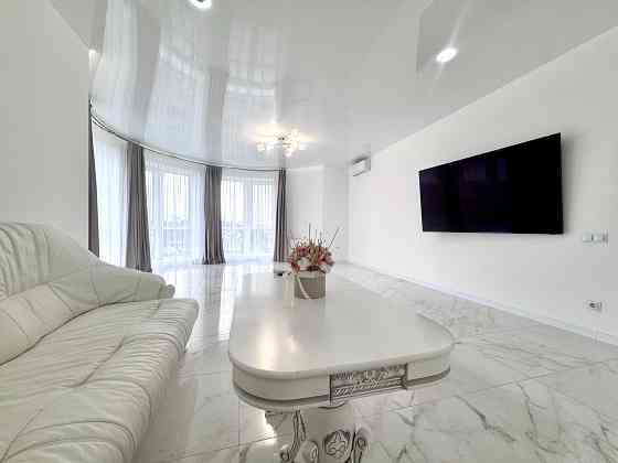 ЛЮКС! Перша здача! Світло 24/7. 2-х кімнатна. 5-поверх. ЖК. Паркінг Киев