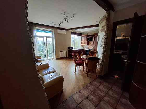 Здається простора 2-кімнатна квартира з кухнею-студією на Половецькій Киев