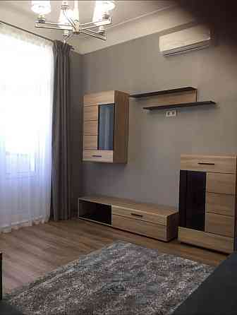 Простора 2-кімнатна квартира біля метро Голосіївська Киев