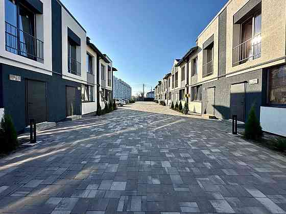 Дворівнева квартира-таунхаус 71м2 з власним паркомісцем. Гатное