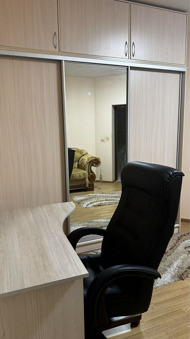 Оренда 1к новобудови  70 кв м диван та ліжко Токіо Ужгород - зображення 1