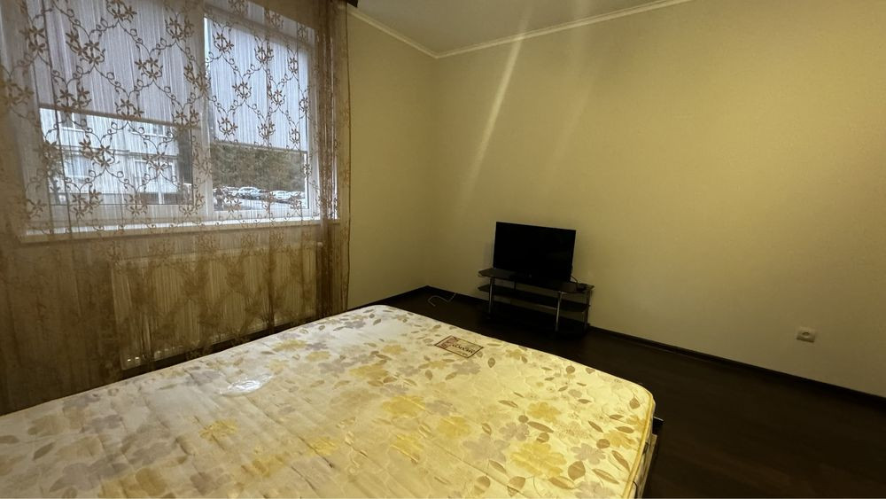 Оренда 1к новобудови  70 кв м диван та ліжко Токіо Ужгород - зображення 2