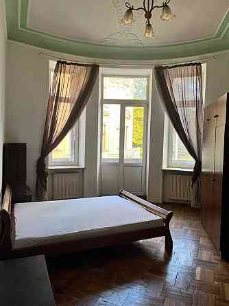 Простора 3-кімнатна квартира в ближньому центрі, вул. Костомарова Львов