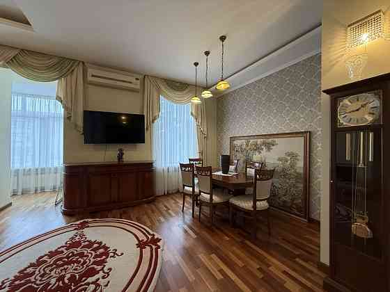 Вул.Предславинська 24 метро Палац України Київ