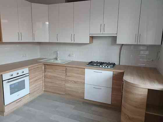 Продається 2 кімнатна квартира з гаражем від власника Черновцы