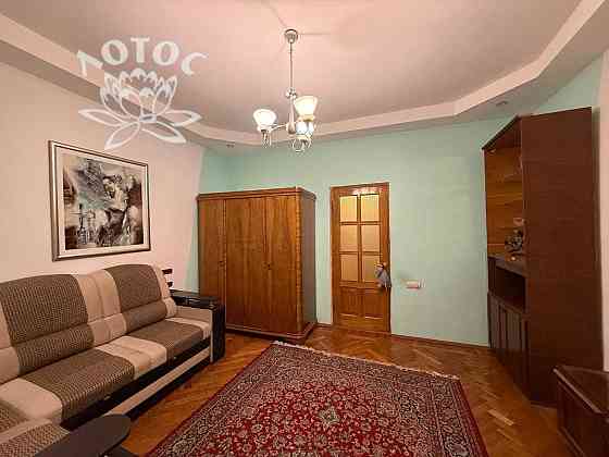 Продається простора 3-кімнатна квартира. Сталінка. Центр. Піонер Николаев