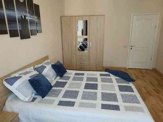 Оренда 3кв. 102м. Вул. АхматовоЇ 45 Метро 10 хв  пішки .ТРЦ RIVER MALL Киев