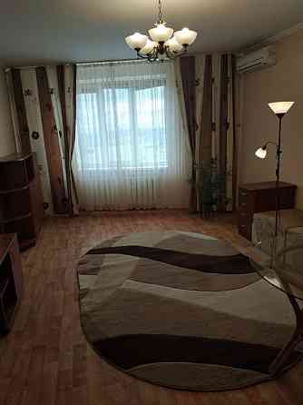 Оренда 3кв. 102м. Вул. АхматовоЇ 45 Метро 10 хв  пішки .ТРЦ RIVER MALL Киев