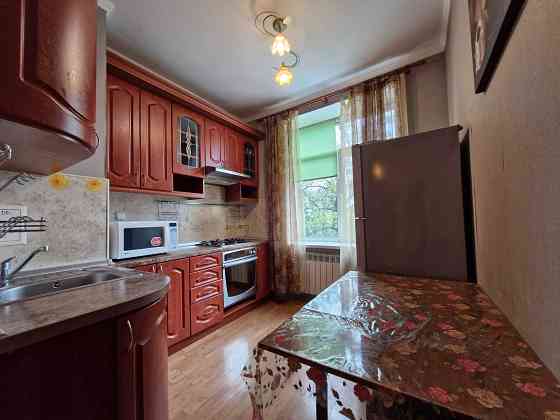 Оренда 2к квартири Харківське шосе 13, сталінка Київ