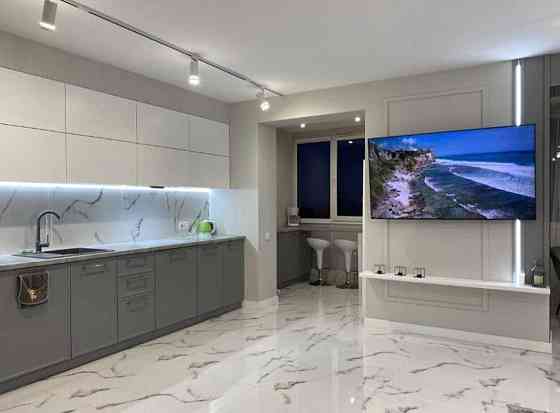 Сучасна 3-кімнатна На Щасливому! Гарний вигляд на озеро Рівне