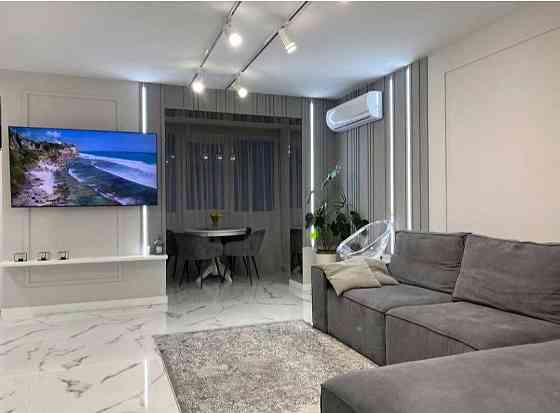 Сучасна 3-кімнатна На Щасливому! Гарний вигляд на озеро Рівне