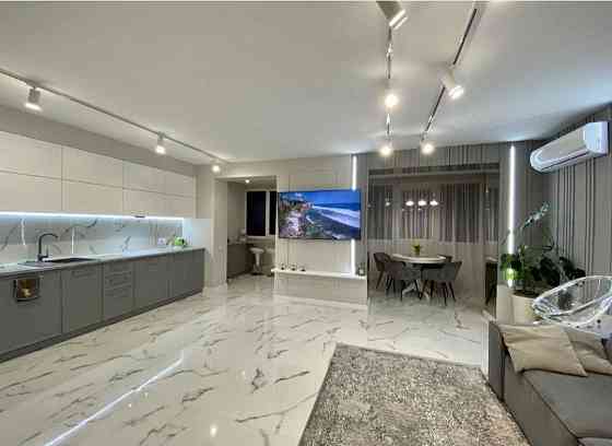 Сучасна 3-кімнатна На Щасливому! Гарний вигляд на озеро Рівне