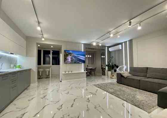 Сучасна 3-кімнатна На Щасливому! Гарний вигляд на озеро Рівне