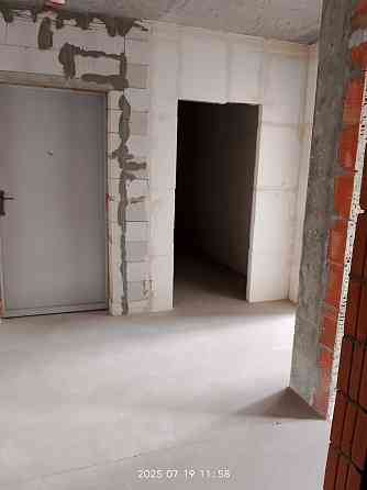 Простора 2-кімнатна квартира без ремонту, 100 м. до метро Харківська Київ