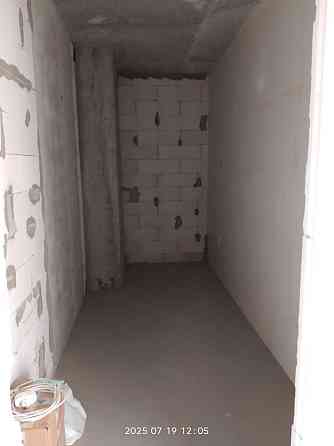 Простора 2-кімнатна квартира без ремонту, 100 м. до метро Харківська Київ