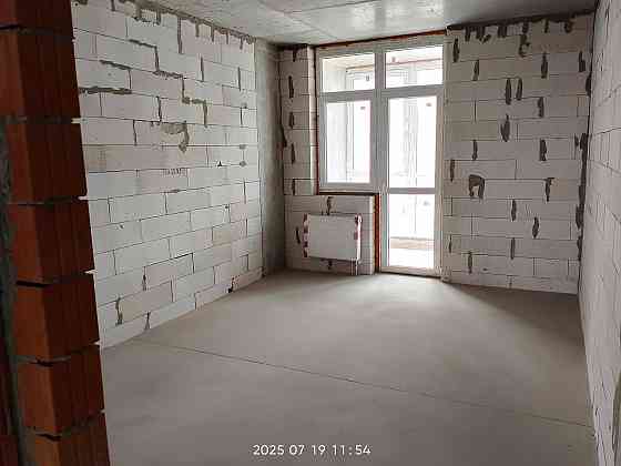 Простора 2-кімнатна квартира без ремонту, 100 м. до метро Харківська Київ