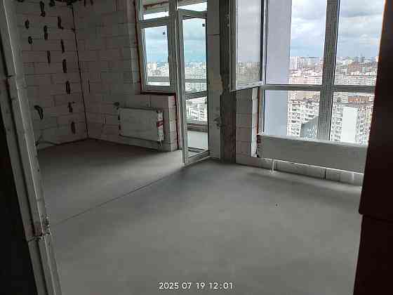 Простора 2-кімнатна квартира без ремонту, 100 м. до метро Харківська Київ