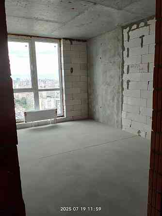 Простора 2-кімнатна квартира без ремонту, 100 м. до метро Харківська Київ