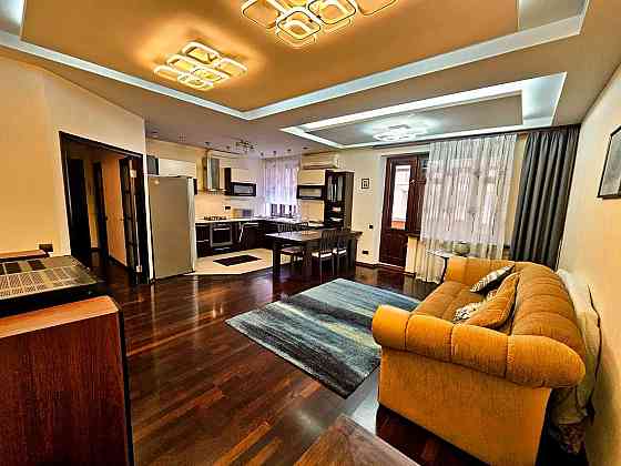 Центр, вул. Гоголівська, 36-40. Трикімнатна квартира з краєвидом Київ