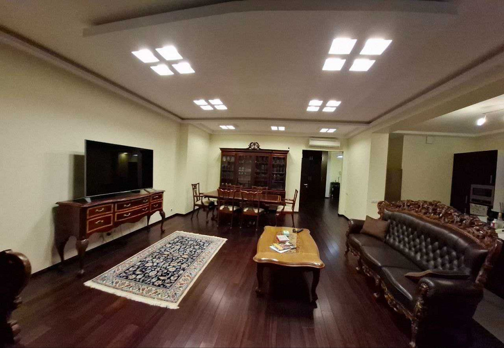 Липська Вежа Інститутська Урядовий кв Хрещатик Майдан Маріїнський парк Киев - изображение 1