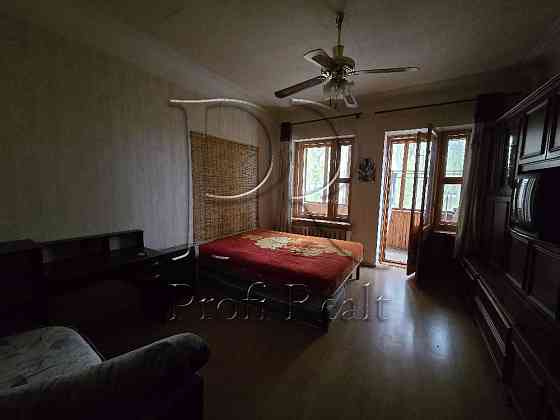 Продаж 2 кімн. квартири сталінка, вулиця Бориса Гаріна (Дачна) 64 Киев