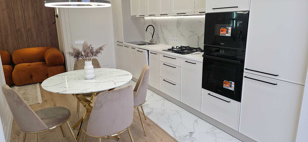 Центр, Кухня-вітальня+дві окремі кімнати, гардеробна, р-н Бандери Ивано-Франковск - изображение 1