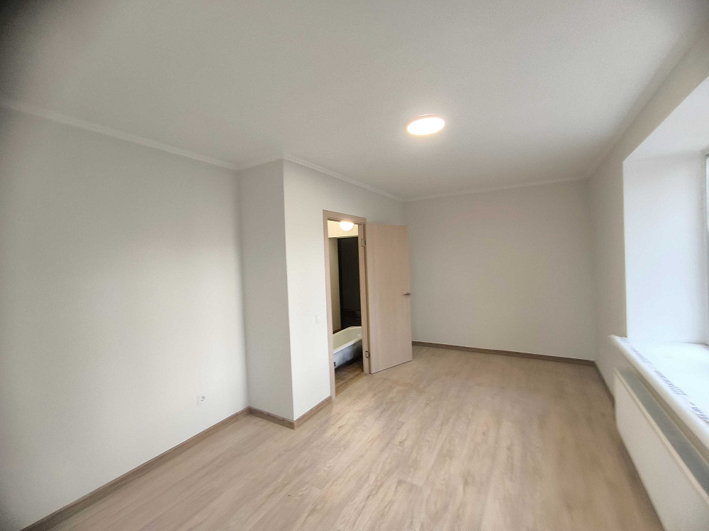 Купити двокімнатну квартиру з ремонтом в Ірпені. Балкон з видом на ліс Ирпень - изображение 2