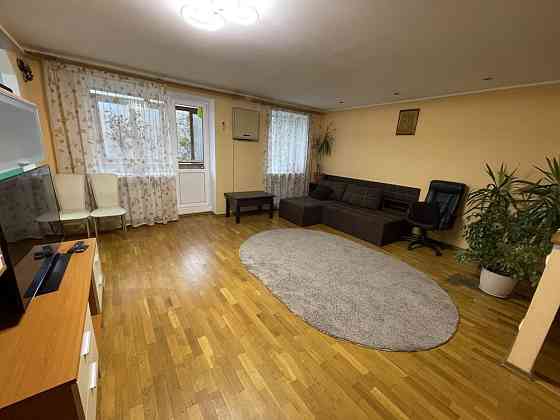 Оренда 2-х кімнатної квартири з великою залою (метро Дорогожичі) Киев