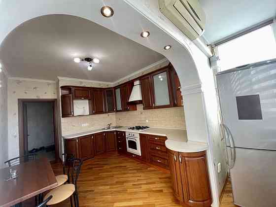 Трикімнатна ,новобудова по вулиці Руській , р- н меблі  Майя Чернівці