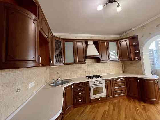 Трикімнатна ,новобудова по вулиці Руській , р- н меблі  Майя Чернівці