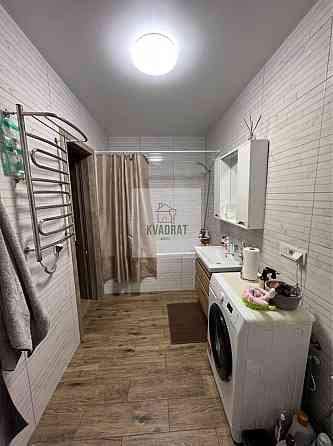 Продам затишну 2- кімнатну квартиру з меблями та технікою у новому буд Кам`янець-Подільський