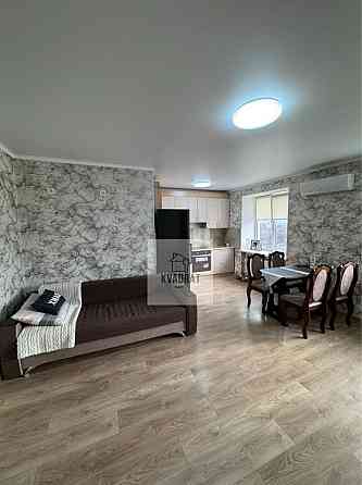 Продам затишну 2- кімнатну квартиру з меблями та технікою у новому буд Кам`янець-Подільський