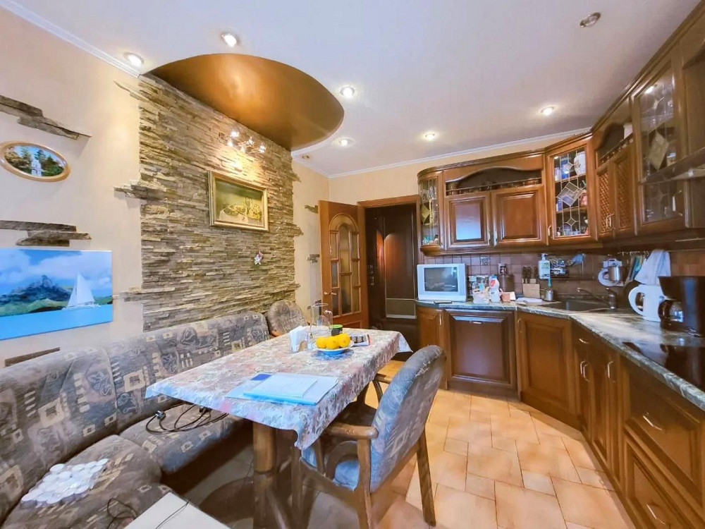 Простора 3-кімнатна квартира 85 м² вул. Урлівська 9 Київ - зображення 1