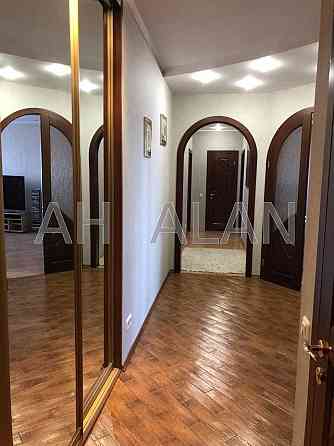 Продається трикімнатна квартира на Бажана 14 Киев