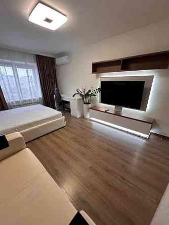 Світла та затишна 3-кімнатна квартира вул. Драгоманова 12-А. Київ