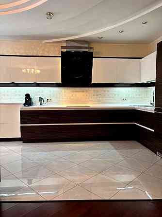 Простора та світла 4-к квартира вид на Дніпро вул. Дніпроська наб. 19 Київ