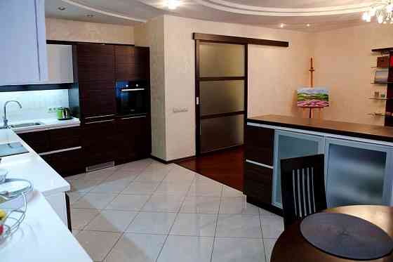 Простора та світла 4-к квартира вид на Дніпро вул. Дніпроська наб. 19 Київ