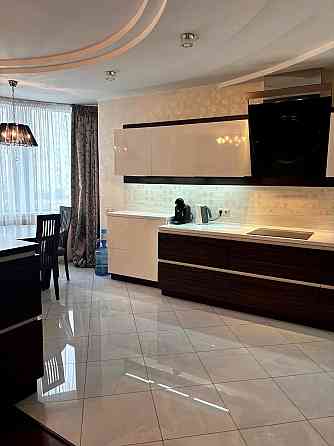 Простора та світла 4-к квартира вид на Дніпро вул. Дніпроська наб. 19 Київ