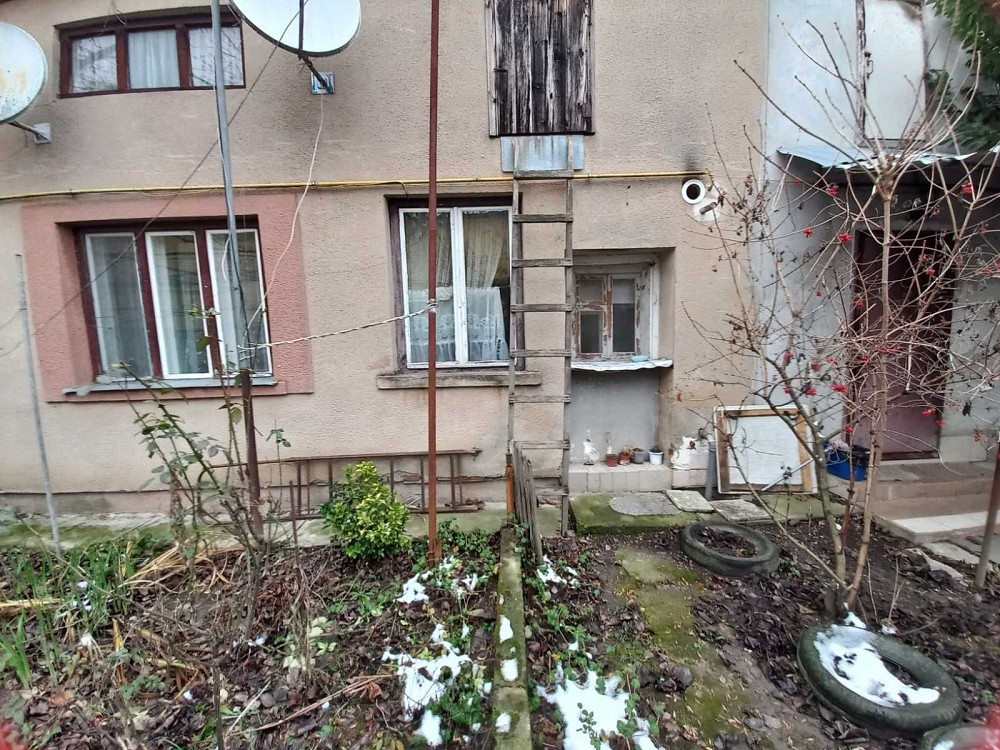 Продається 1 кімн кватира в приватному будинку, близько до центру Ужгород - зображення 1