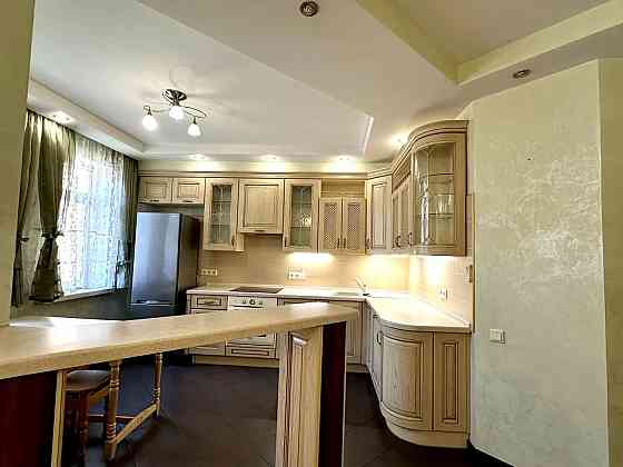 Простора та затишна 3-кімнатна квартира вул. Олександра Мишуги Київ